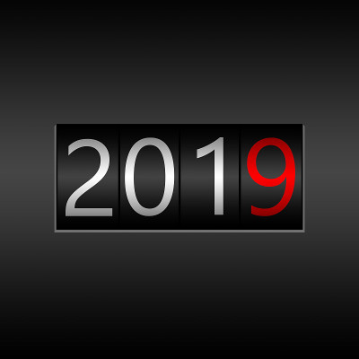2019. 新年黑色里程表灰色背景- 2019年设计，里程表风格与白色和红色的数字