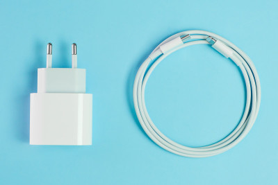 白色智能手机充电线与闪电高速USB A连接器和适配器。