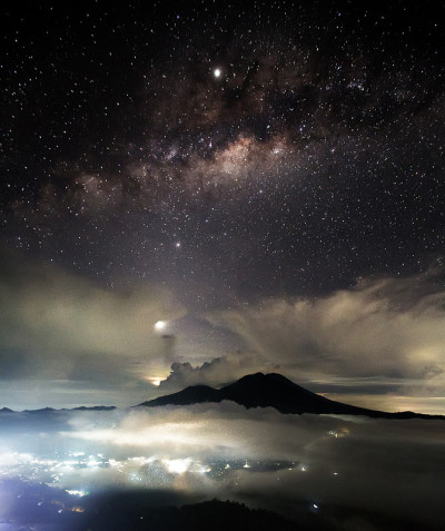 夜空银河阿贡山印度尼西亚巴厘岛