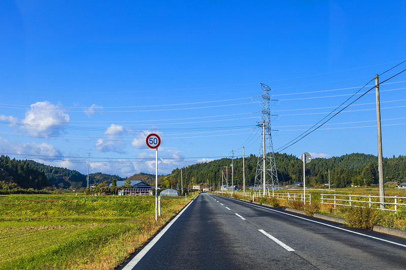 日本东北部宫城县的秋天森林景色与乡村公路。