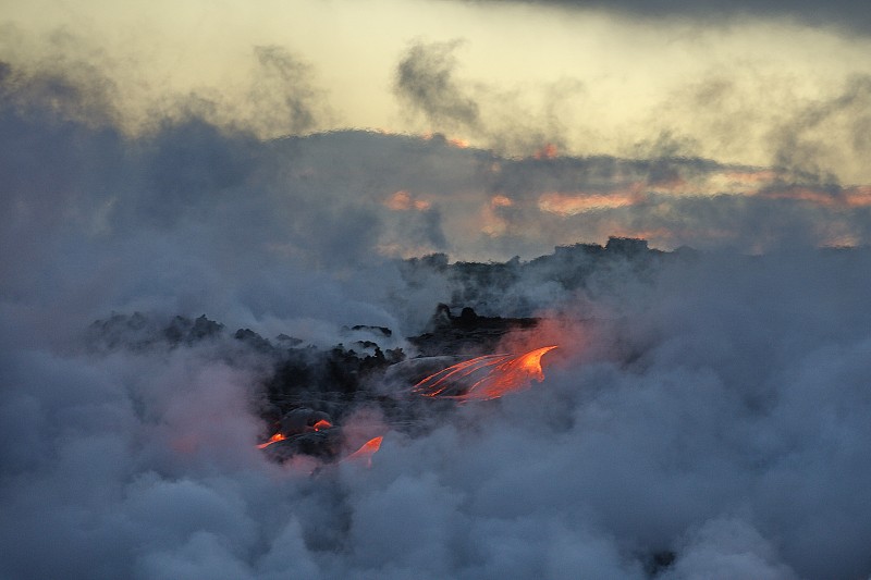 夏威夷火山的炽热岩浆流入太平洋水域。