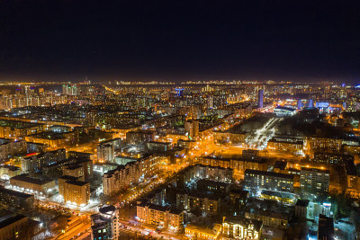 现代城市夜景鸟瞰图。夜晚街道上明亮的灯光。叶卡捷琳堡。俄罗斯
