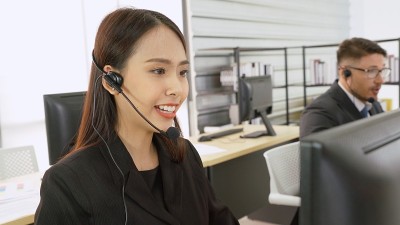 商务人员戴着耳机在办公室工作