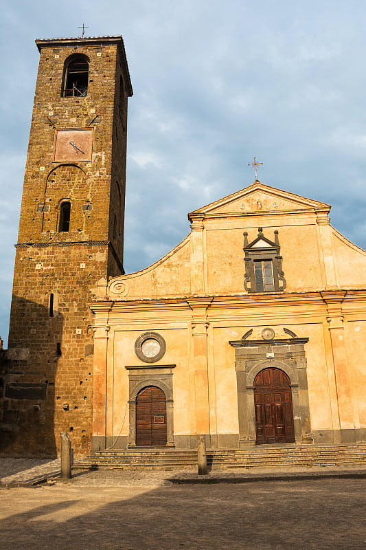 在意大利拉齐奥的Bagnoregio Civita，主要广场和圣多纳托教堂