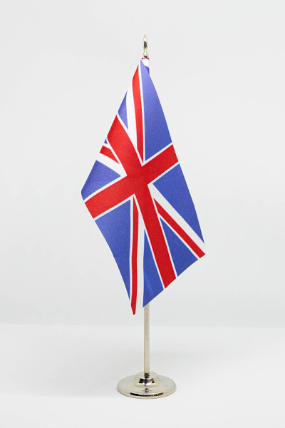 国家桌面旗帜上的英国金属旗杆孤立在白色背景。