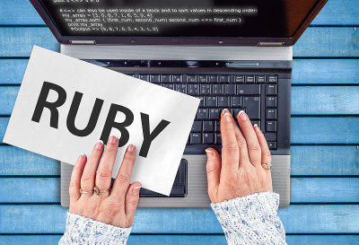 纸宽字Ruby和手在笔记本电脑键盘上