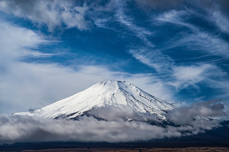 富士山和壮丽的天空(从山中湖拍摄)