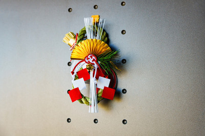 日本新年庆祝的幸运物品放在门口