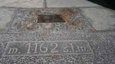 牌匾雕刻在石头上，表示海拔1162米