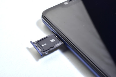 sim卡托盘中的8gb micro - sd卡