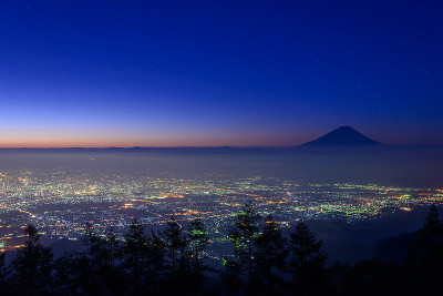 黎明时分，阜城和富士山的灯光