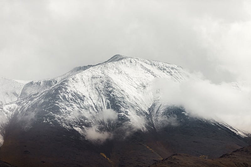 阿根廷萨尔塔的白雪皑皑的山峰