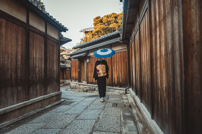 亚洲妇女与浴方行走在京都，日本