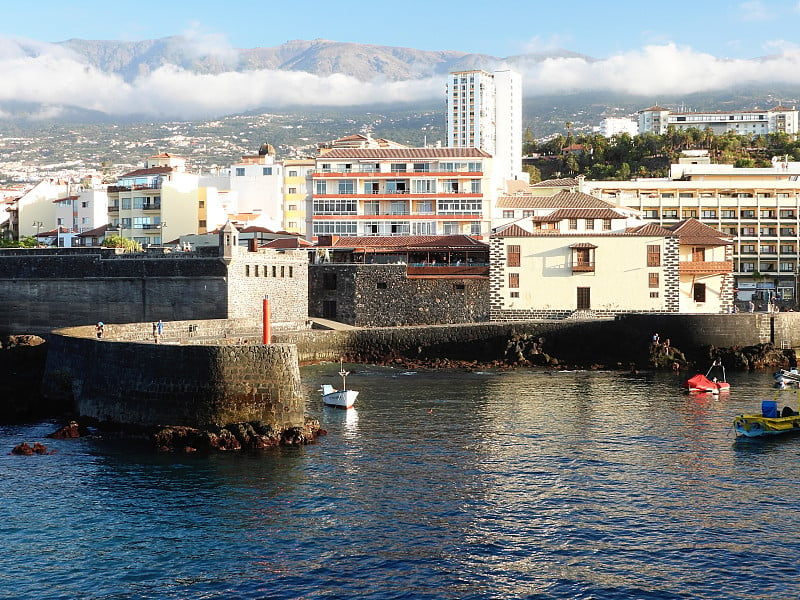 在西班牙，加那利群岛，特内里费岛的muelle del Puerto de la Cruz。