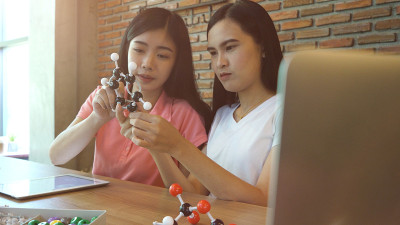 两个女孩在学习化学