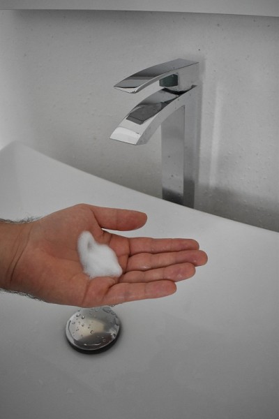 预防冠状病毒-用热水和肥皂洗手