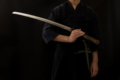 手持武士刀的男子肖像