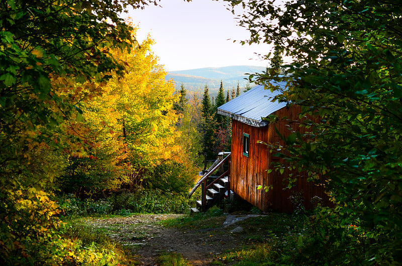 徒步旅行小径旁的木头小屋