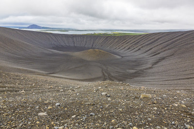 冰岛的Hverfjall火山口在夏季的白天