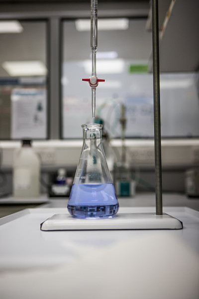 分析化学滴定设备。科学实验室的实验室玻璃器皿