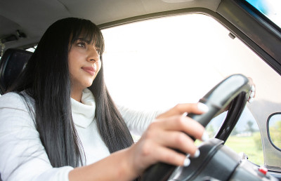 西班牙女人开车，城市司机概念