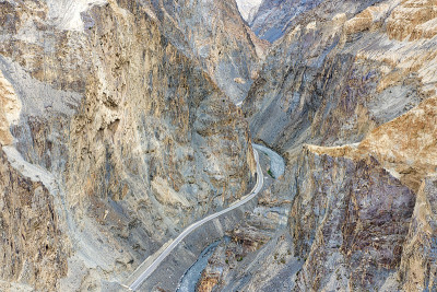 喀喇昆仑公路穿过巴基斯坦北部一个狭窄的山谷，摄于2019年8月