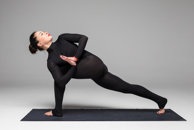 Utthita parsvakonasana。美丽的瑜伽女人练习瑜伽姿势