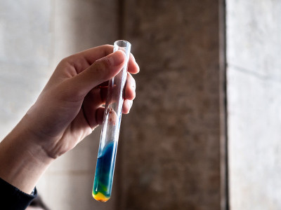 手上拿着化学药品的玻璃试管。在学校实验室做化学实验。化学过程的研究