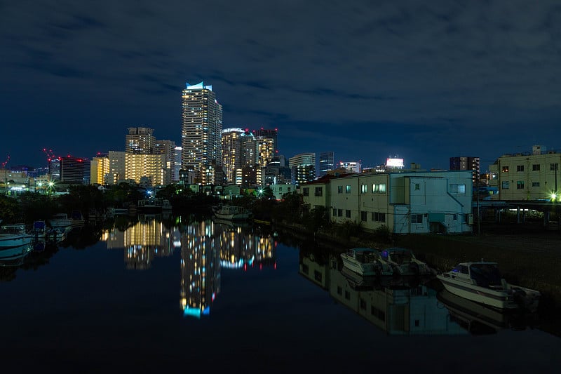 日本横滨市中心的夜间运河