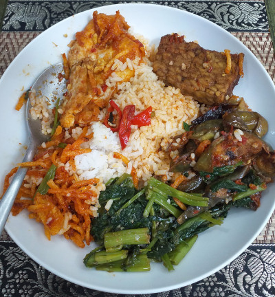 印度尼西亚食物-什锦食物从一个瓦隆Nasi