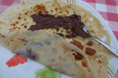 甜可丽饼与巧克力涂抹法式烹饪
