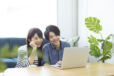 一个漂亮的日本男人和女人在客厅里放松