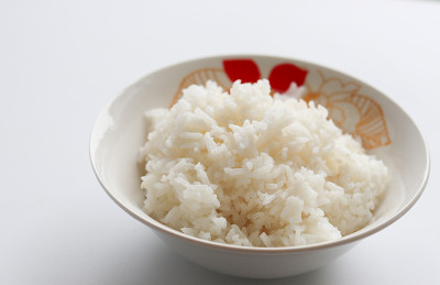 米饭在白底的碗里煮