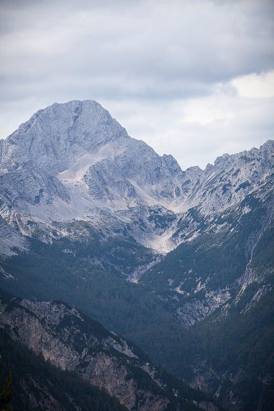 徒步旅行在夏末秋初接近山口。Kranjska Gora，斯洛文尼亚，Julian Alps, Soč