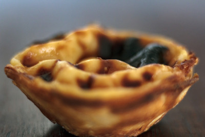 传统的葡萄牙蛋糕甜点，称为Pastel de Nata