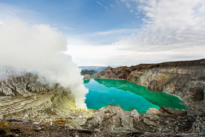 这是伊真火山口的照片