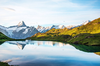 瑞士阿尔卑斯山湖上令人叹为观止的美丽风景。Wetterhorn, Schreckhorn, Fins