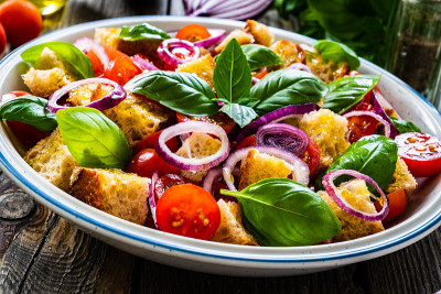 经典的panzanella沙拉放在木板上