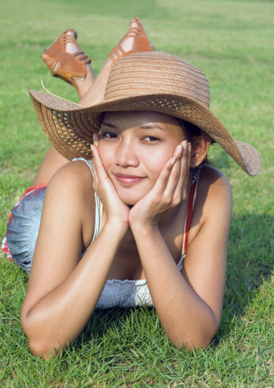 女人在操场上休息