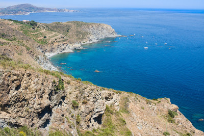 法国维梅尔海岸，地中海，东方比利牛斯山，Cerbere Banyuls海洋保护区的岩石海岸