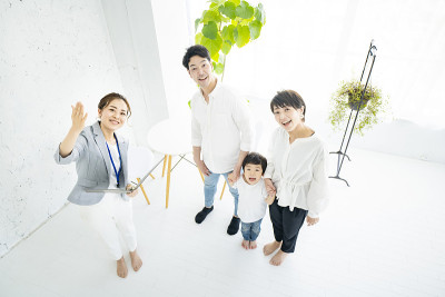 家人从房地产经纪人那里得到内部解释