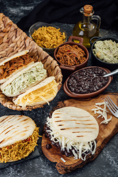 委内瑞拉和哥伦比亚不同类型的Arepas。典型的拉丁美洲早餐