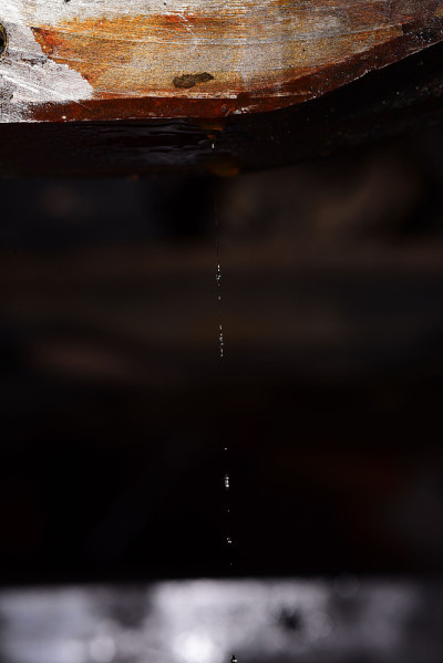 闪亮的油滴下差速器壳体