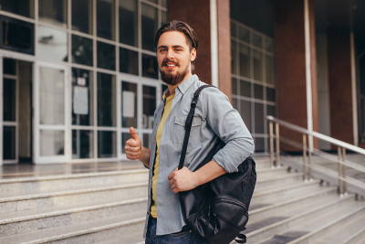男生赞成大学教育