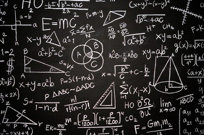 黑板上刻有物理、数学和电路中的科学公式和计算。科学和教育背景。