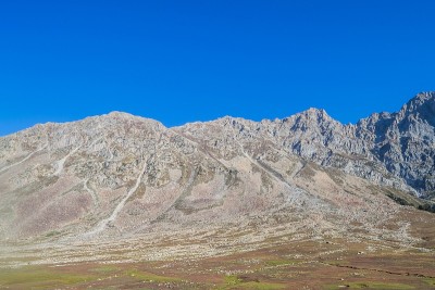 白雪覆盖的高山、高山草甸和当地的山区居民点