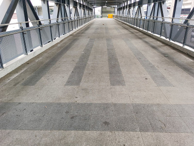 电梯、扶梯楼梯、空中步道、空中火车站与百货商场之间的步行桥等建筑施工