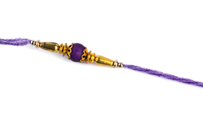 印度节日:Raksha Bandhan背景与优雅的Rakhi在白色的背景