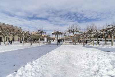 阿尔卡拉德赫那勒斯城的塞万提斯广场被雪覆盖