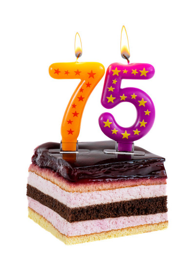 75周年的生日蛋糕，上面点着蜡烛